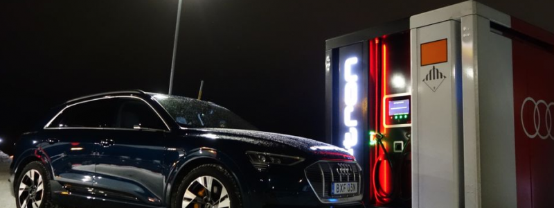 Jämtkraft tillsammans med Audi och SkiStar sätter upp åtta mobila snabbladdare i Ljusdal. Foto: Jämtkraft