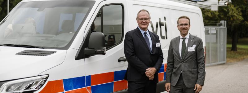 Tomas Svensson, generaldirektör VTI, och Andreas Carlson, infrastruktur- och bostadsminister, vid invigningen av den nya vägytemätbilen.​​​​​​​ Foto: VTI Foto: VTI