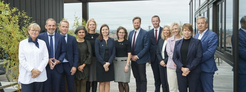 Från vänster Eva Egesborg Hansen, chef Nordisk Sekretariat, Udenrigsministeriet; Tue David Bak, Managing Director, Greater Copenhagen; Linus Eriksson, vd, Øresundsbro Konsortiet; Camilla Khokhar, vice direktör, Dansk Industri; Kristina Miskowiak Beckvard, Danmarks ambassadör till Sverige; Louise Schack Elholm (V), Danmarks minister för nordiskt samarbete; Jessika Roswall (M), Sveriges minister för nordiskt samarbete; Carl Johan Sonesson, ordförande Greater Copenhagen och regionstyrelsen i Region Skåne; Thomas Danielsen (V), Danmarks transportminister; Marie Trogstam, avd chef Hållbarhet och Infrastruktur, Svenskt Näringsliv; Charlotte Wrangberg, Sveriges ambassadör till Danmark; Katrin Stjernfeldt Jammeh, kommunstyrelsens ordförande i Malmö och styrelseledamot i Greater Copenhagen; Stephan Müchler, vd, Sydsvenska Industri- och Handelskammaren. Foto: Greater Copenhagen. Foto: Greater Copenhagen