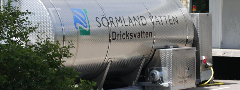 Stor trycksatt vattentank driver köket på Valla skola när det ordinarie vattnet är avstängt. Foto: Katrineholms kommun