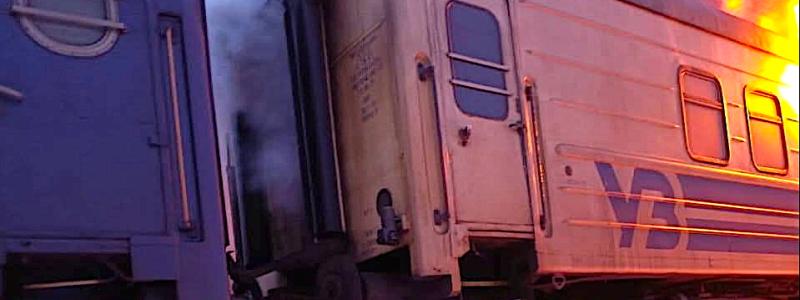 Ukrainskt passagerartåg brinner efter ryskt luftangrepp. Foto: Ukrainska järnvägsbolaget Укрзалізниця (Ukralitznya)