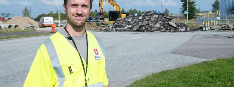 Albin Carlsson, trafikingenjör i Burlövs kommun, startade ett AI-projekt för att analysera skicket på vägarna i kommunen. Foto: Burlövs kommun