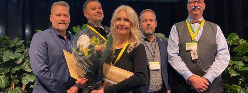 Diplom, blommor och applåder till utvecklingsledare Västtrafiks Anna-Karin Odinger. Foto: Svensk Kollektivtrafik