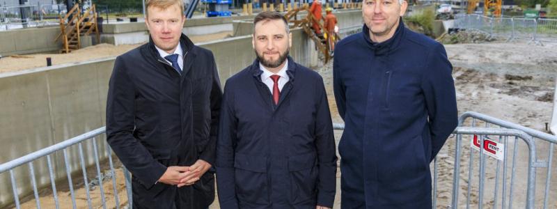 Anvar Salomets, vd för Rail Baltic Estonia, Vladimir Svet, infrastrukturminister, och Janar Tükk, leveranschef på Rail Baltic Estonia, tillkännagav landets stora upphandling. Foto: Rail Baltica.