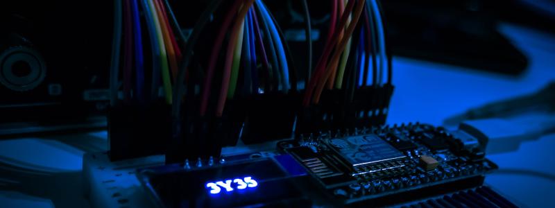 "Alla måste beredda på mer intensiva cyberhot" säger Petter Glenstrup, Nordenchef på Arctic Wolf. Foto: tim kabel unsplash