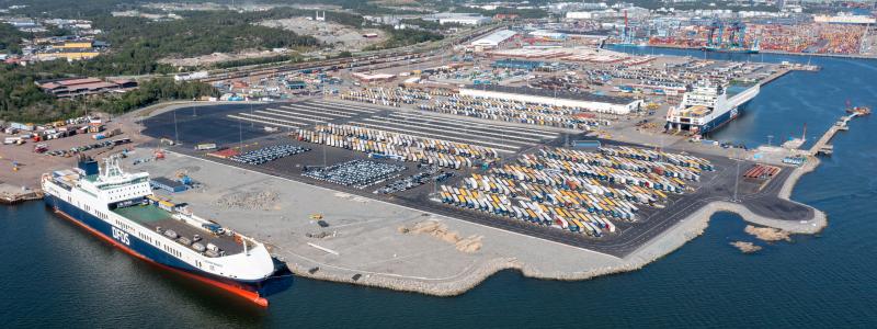Terminalytan är klar och terminaloperatören kan nyttja de nya delarna innan invigning. I väst syns delar av de ytor som kommer att tas i bruk senare i samband med Stena Lines omlokalisering.  Foto: Göteborgs Hamn