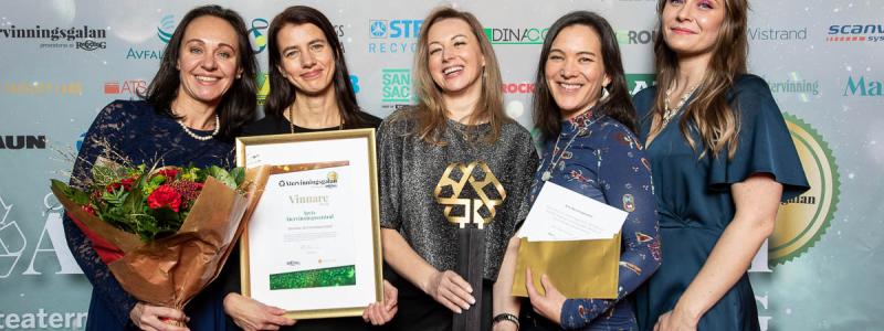 Stockholm Vatten och Avfall kammar hem priset som årets återvinningscentral på Återvinningsgalan. Från vänster: Jarina Edlund, Johanna Leuf, Sylwia Romanowska, Karin Sundin, Frida Wallin. Foto: Stockholm Vatten och Avfall
