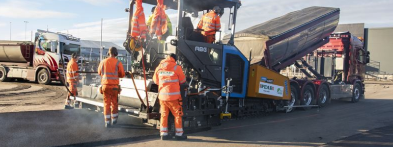 Läggaren kommer att bli den första eldrivna i den här storleken som fabrikstillverkas för marknaden kommer nu att testas under fyra veckor. Foto: Peab Asfalt