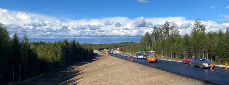 Nu återstår bara en kortare sträcka att asfaltera på väg 23. Foto: Trafikverket