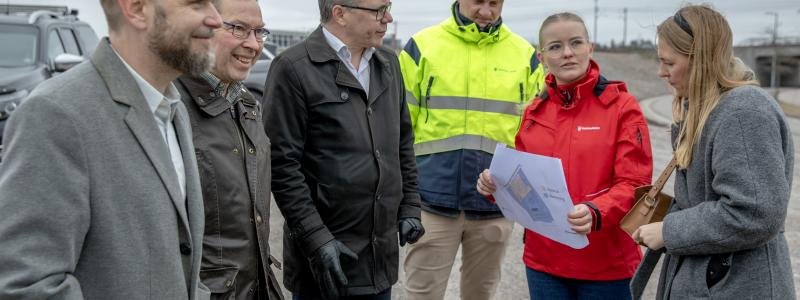 Johan Lindeberg, Christer Sundqvist, Johan Söderberg, Emil Pantzar affärsområdeschef Sörmland Vatten och Maja Larsson presenterar planerna för Katrineholms Återbrukanläggning. Foto: Katrineholms kommun