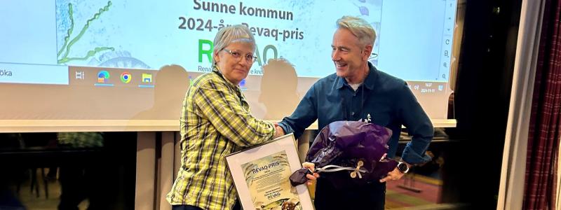 Gun-Britt Olsson, miljöingenjör på Sunne kommun, tar emot diplomet. Foto: Sunne kommun