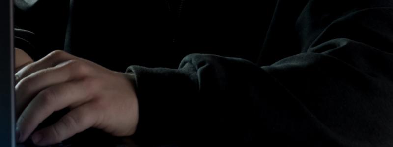 Mejlen dyker upp som svar på tidigare e-postmeddelanden, vilket kallas trådkapning, och innehåller zippade HTML-bilagor. Foto: bermix studio unsplash