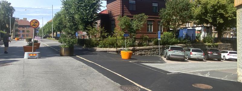 Falkgatan på sträckan förbi Ånässkolans huvudentré, rakt fram i bilden, har nu stängts av för bilar. Bilister som ska passera skolan får istället köra runt den på sidogatorna. Bild: Göteborgs Stad