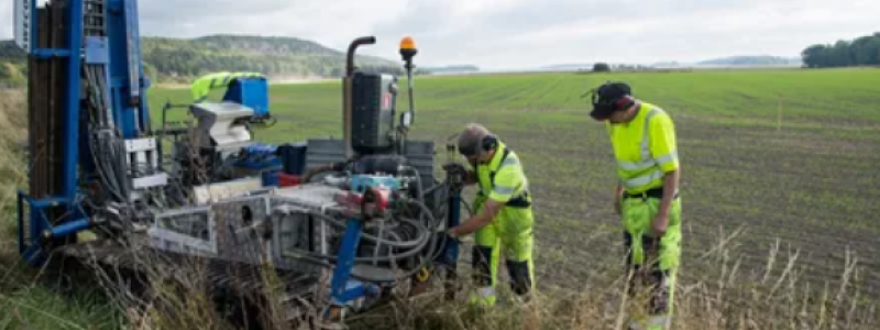 En geoteknisk borrbandvagn undersöker markförhållandena invid väg 148 i Lärbro. Foto: Trafikverket
