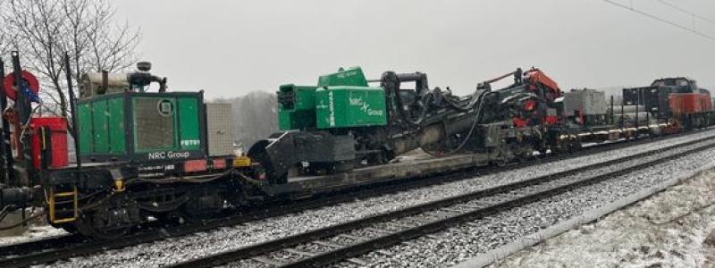 Borrtåget som placerar fundament till de kommande nya kontaktledningsstolparna på Västra stambanan mellan Olskroken och Partille. Foto: Trafikverket