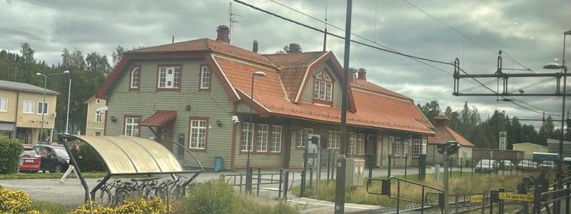 Trafikverket inleder förberedande arbeten i Bräcke för etapp 1 i april 2026. I maj, när tjälen har släppt, startar arbetet med själva anläggningen. Bräcke station 2025. Foto: Stina Wickenberg