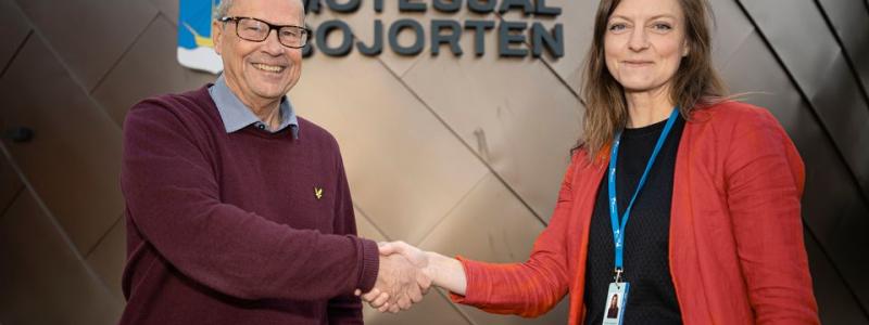 Handslag mellan Benny Augustsson, kommunstyrelsens ordförande i Vänersborg, och Louise Jeppsson ordförande i infrastruktur och kollektivtrafiknämnden (IKN), Västra Götaland. Foto Jerry Lövberg