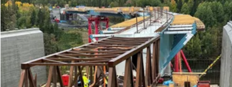 Nu är brobalken över Umeälven lanserad. Foto: Trafikverket