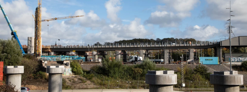 Trafikverket installerar en gjutningsform för den nya bron vid Olskroksmotet. Foto: Trafikverket
