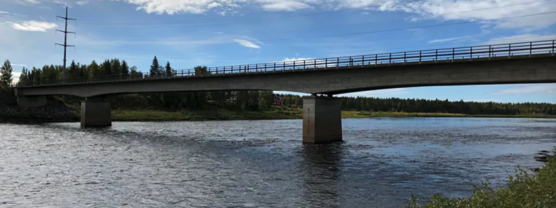 Ny bro ska anpassas för de tunga malmtransporterna mellan gruvan i Kaunisvaara och Svappavaara. Foto: Trafikverket
