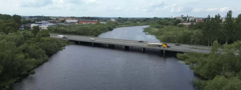 Trafikverket ska byta ut broarna och samtidigt klimatanpassa konstruktionsutformningen utifrån framtida vattenflöden i Helge å. Foto: Trafikverket