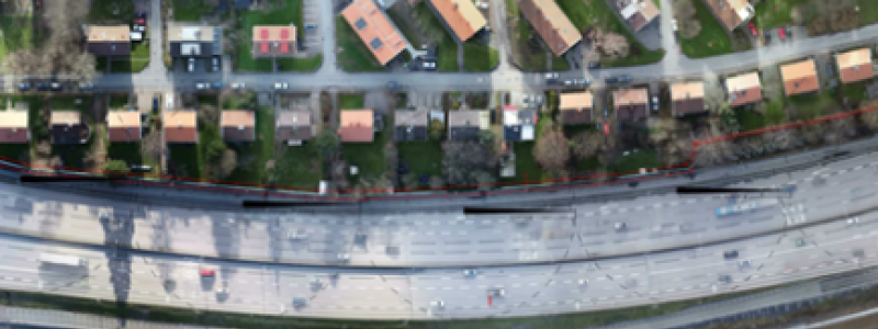 Tusentals fordon kör förbi på E20-motorvägen varje dygn. Många som bor i Bagaregården störs av bullret och nu ska Trafikverket bygga en bullerskyddsskärm. Foto: Trafikverket