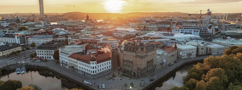 Drönarfoto från trädgårdsföreningen mot bastionsplatsen i solnedgång med karlatornet i kanten. Foto: Fotograf: Markus Esselmark/Business Region Göteborg