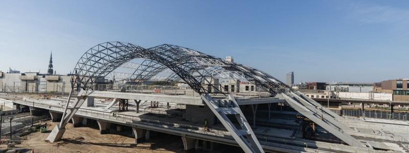 Nyligen meddelade Rail Baltica-projektets lettiska genomförandeorganisation Eiropas Dzelzceļa līnijas (EDzL) att arbetet med den södra delen av Rigas centralstation har återupptagits. Beskedet kommer efter att den lettiska regeringen har beslutat att omfördela 114 miljoner euro från Europeiska unionens återhämtningsfond för att säkerställa att projektet kan slutföras. Foto: Rail Baltica