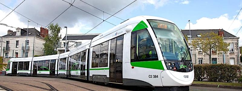 Bland annat blir det en helt luftledningsfri drift på den ungefär två kilometer långa sträckan mellan Tours centralstation och Choiseul-torget i den historiska stadskärnan. Denna lösning bevarar stadsbilden och minskar samtidigt infrastrukturkostnaderna. Foto: CAF