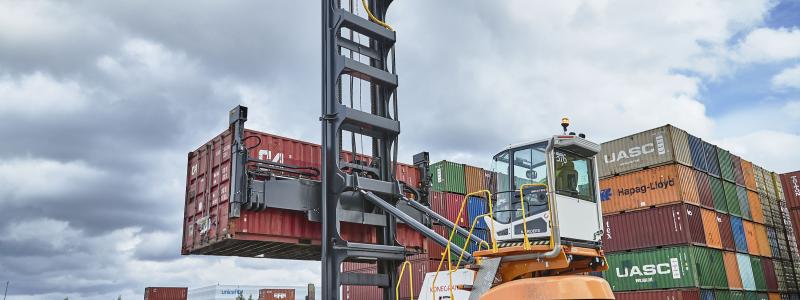 N.C. Nielsen har levererat två Konecranes SMV 6-7 ECC90 tomcontainerhanterare med en lyftkapacitet på 9,0 ton, som nu flyttar containers i ett jämnt flöde. Foto: Koncrane