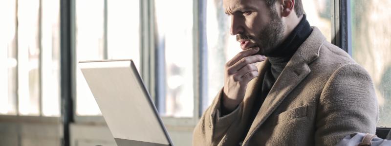 84% av svenska VD:arna anser att man är väl förberedd på en cyberattack. 48% har tilltro till att organisationens säkerhet kan hålla jämna steg med AI-utvecklingen. 44% tror att deras organisation kan få tillgång till lämplig cybersäkerhetstalang och lösningar för att försvara sig mot AI-hot. 64% kommer investera för att säkra organisationens skydd mot AI-hot.oto: bruce mars/unsplash