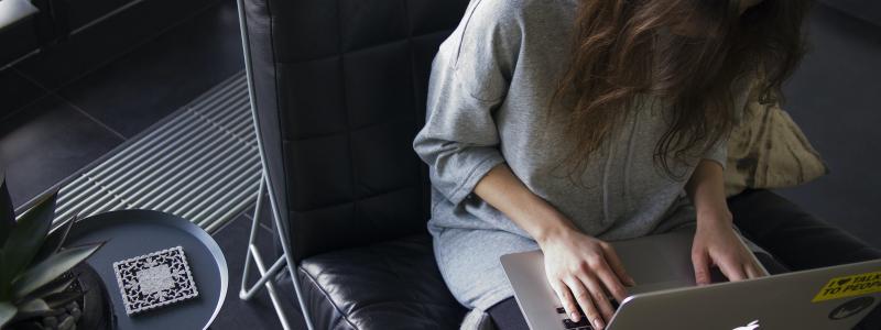 En sofistikerad kedja bestående av falska Word-dokument, RAT-trojaner, VBA-skript och specifika kommandon sprids. Foto. daria nepriakhina/unsplash