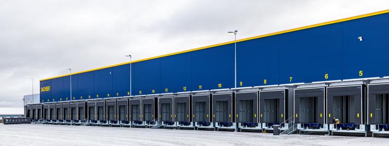 Byggnaden värms upp med hjälp av ett geoenergisystem, och på taket har en solcellsanläggning installerats som bidrar med förnybar energi till verksamheten. Foto: Dachser Finland