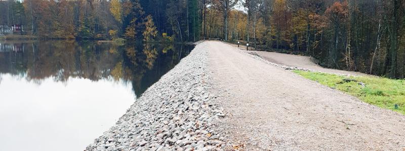 Dammsäkerheten höjs genom nytt erosionsskydd och stödbankar. Foto Svevia