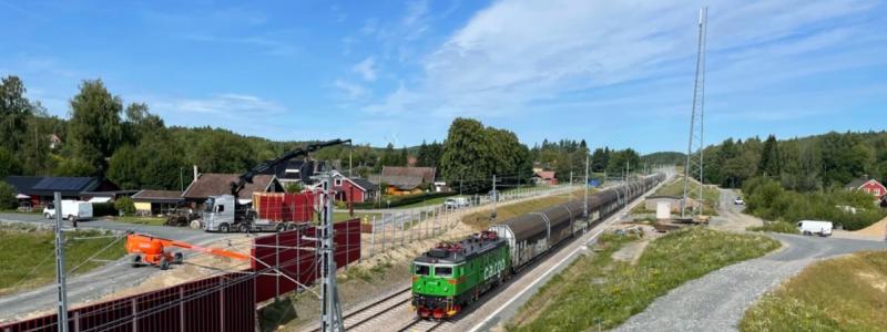 Ett av de första tågen som rullade på det nya dubbelspåret. Foto: Trafikverket