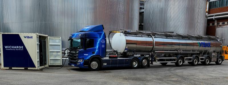 Den mobila elbilsladdaren är installerad ute hos Smurfit Kappa i Piteå. Foto: Wibax