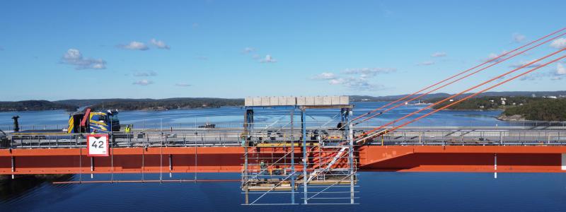 Åtta kablar i Tjörnbrons mitt behöver bytas då den tekniska livslängden är uppnådd. Foto: Doka