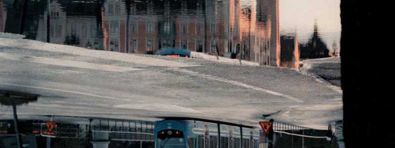Spårvagn vid Djurgårdsbron i Stockholm. Foto: Fredrik Öhlander/Unsplash