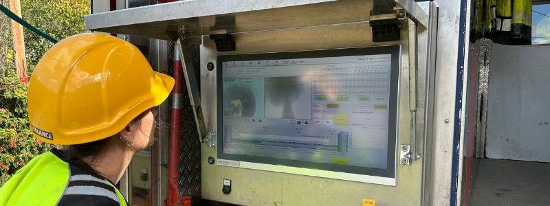 I Drammen var över 20 hushåll anslutna till en underdimensionerad och igensatt vattenledning. Lösningen blev en innovativ rör-i-rör-lösning som på några veckor gav både hus och lägenheter bra vattentryck. På bilden: VA-ingenjör Kristin Hamre, Drammen kommun. Foto: Drammen kommun