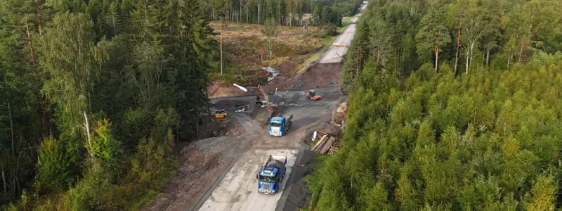 De två vägtrummorna av stål över bäcken vid Knäsjöns utlopp norr om Säffle har ersatts av en ny rörbro. Foto: Trafikverket