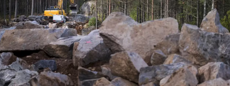 Kontraktet är en totalentreprenad och omfattar projektering, anläggning av en helt ny väg genom obruten terräng, samt en 50 meter lång bro. Foto: Svevia