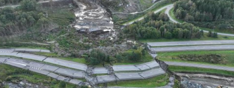 Natten till den 23 september 2023 inträffade ett kraftigt jordskred i Stenungsund som raserade stora delar av E6. Foto: Trafikverket