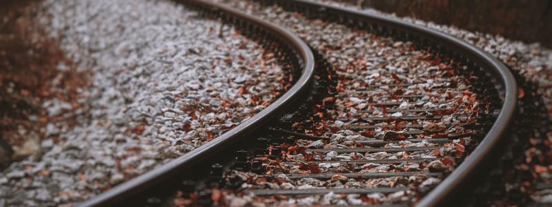 Snabbare resor och mer klimatsmarta transporter är två av tungt vägande fördelar med en ny järnvägssträcka mellan Örebro och Kristinehamn. Foto: eberhard grossgasteige unsplash
