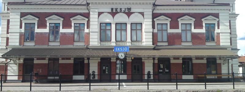 Eksjö station utmed Nässjö-Oskarshamns järnväg. Foto: Leffe00/https://commons.wikimedia.org/wiki/File:Eksj%C3%B6_station.JPG?uselang=sv