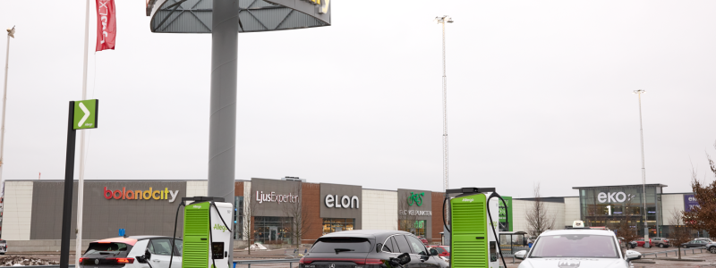 Vid Bolandcity i Uppsala finns en av företagets senaste laddområden. Foto: Allego