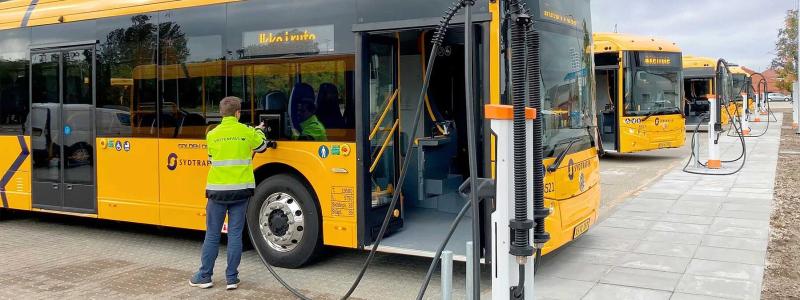 En buss kan köra runt 200–300 kilometer på en laddning och väldigt få bussrutter kräver laddning ute i stadstrafik numera. Foto: Vattenfall