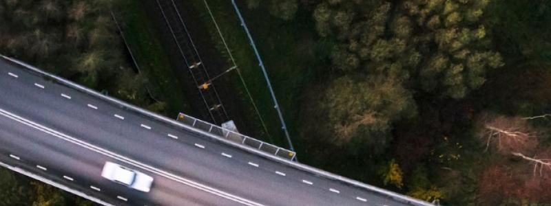 Väg 15 i Halland byggs om för att minska risken för utsläpp som kan förorena grundvattenförekomsten Eldsbergaåsen. Foto: Trafikverket
