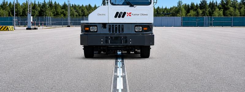 Tekniken bygger på konduktiv laddning via en skena i vägbanan som gör det möjligt för fordon att ladda automatiskt under körning – så kallad dynamisk laddning. Foto: Elonroad