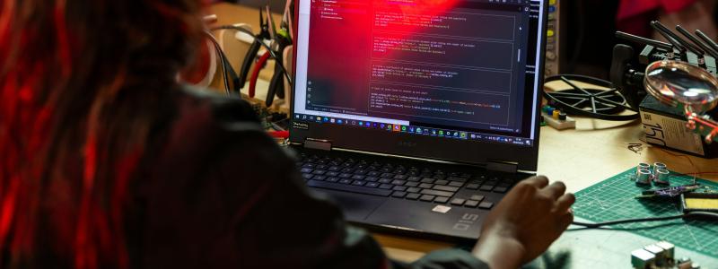 Enligt rapporten saknas globalt över 4,7 miljoner kvalificerade yrkesverksamma inom cybersäkerhet. Foto: ThisisEngineering/Unsplash