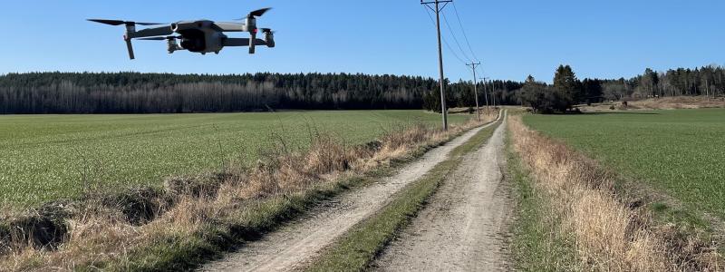 E.ONs 24 000 kilometer långa högspänningsnät ska framledes besiktas av drönare istället för helikoptrar. Tester visar att drönare minskar antalet strömavbrott samtidigt som flygningarna spar på miljö och djurliv. Foto: Lena Berglund, E.ON
